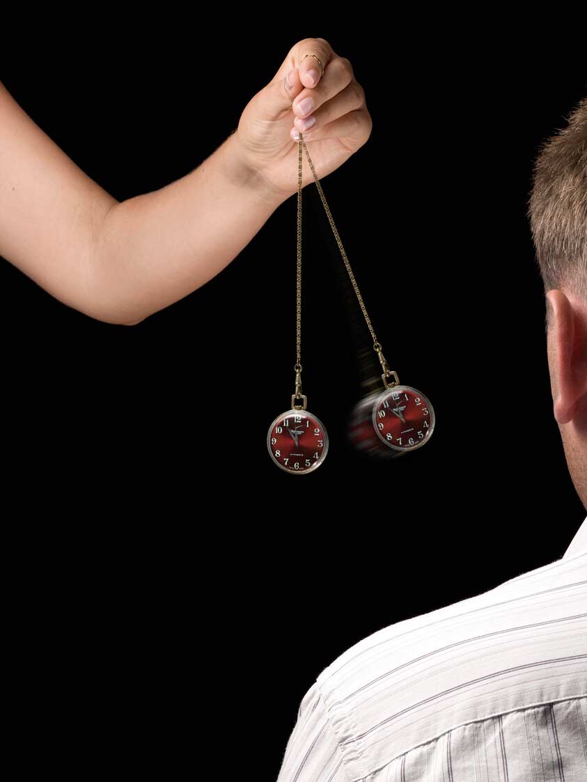 Mann wird mit einem Pendulum hypnotisiert, um seinen Samenerguss kontrollieren zu können (ohne Erfolg)